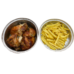 Pollo asado y patatas fritas en bandejas de aluminio.