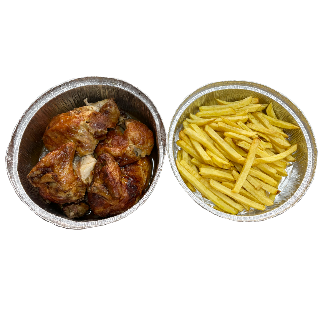 Pollo asado y patatas fritas en bandejas de aluminio.